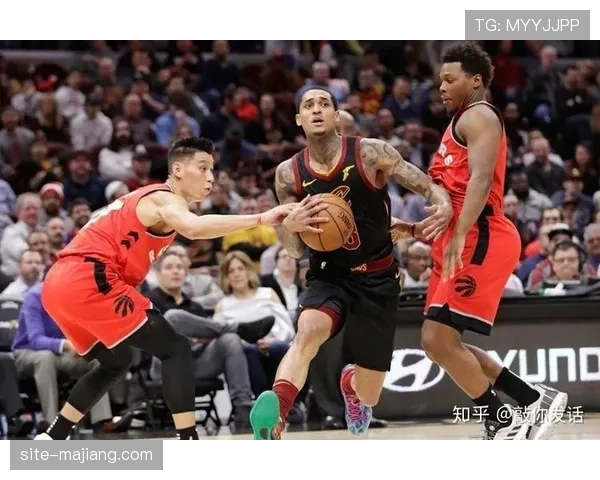 泽卡7.1分锋线支点 背身拿球为队友创造进攻空间 泽卡7.1分锋线支点 背身拿球为队友创造进攻空间